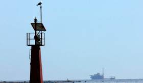 Вид на газохранилище с берега